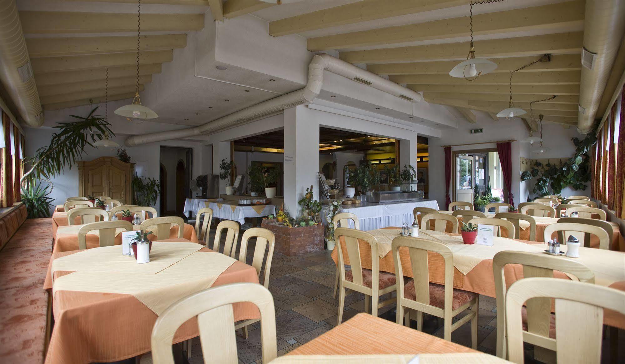 Hotel Hohe Tauern Матрей ин Остирол Екстериор снимка
